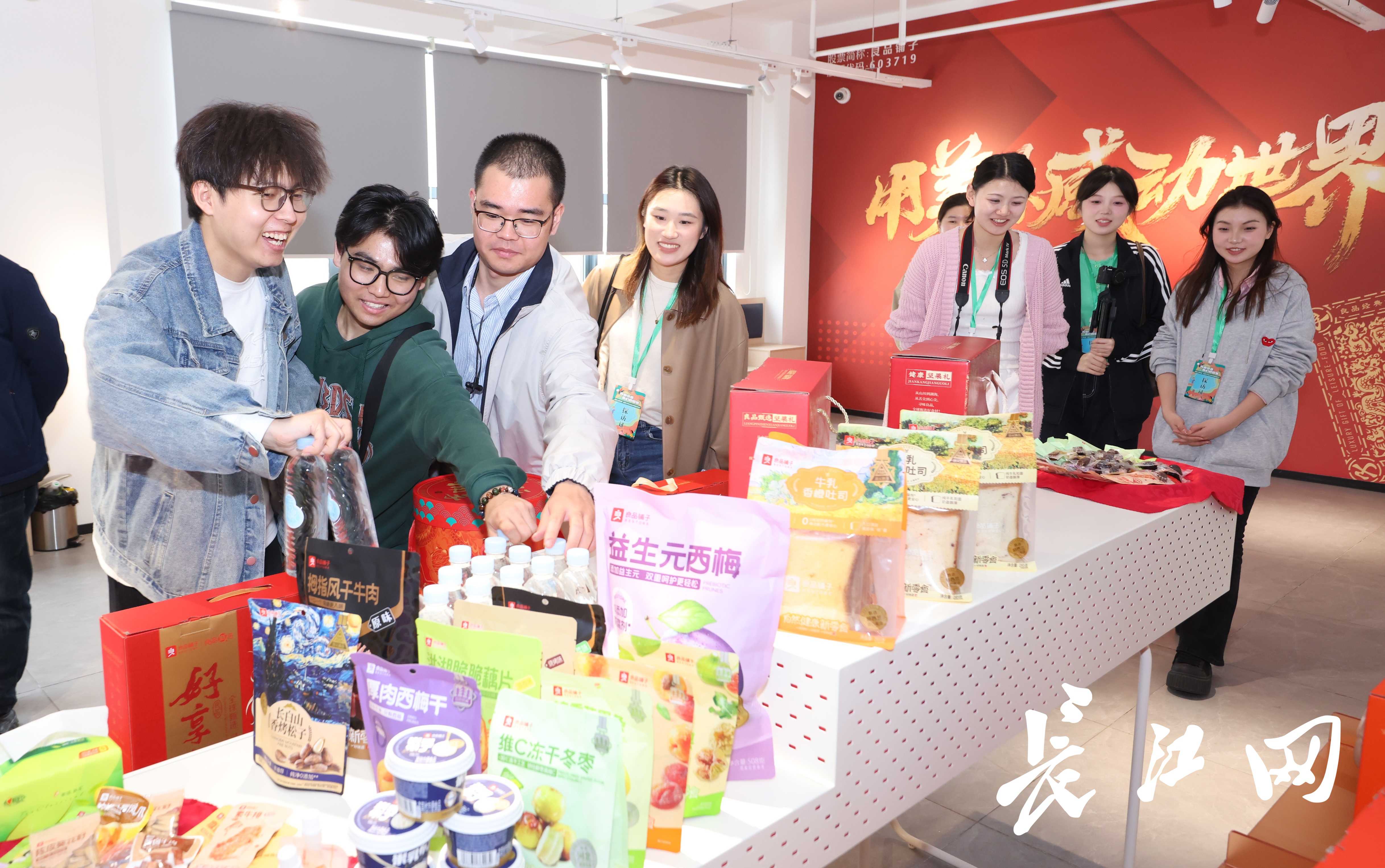 日均發貨20萬單背后的智慧與甜蜜——全國大學生社會實踐團探訪良品鋪子智能物流與黃驊冬棗的故事